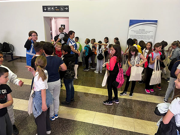 Učenici osnovnih škola posjetili Zračnu luku Zadar i upoznali se s projektom „Elektrifikacija i ozelenjivanje sustava prihvata i otpremu zrakoplova te električno napajanje zrakoplova u Zračnoj luci Zadar“